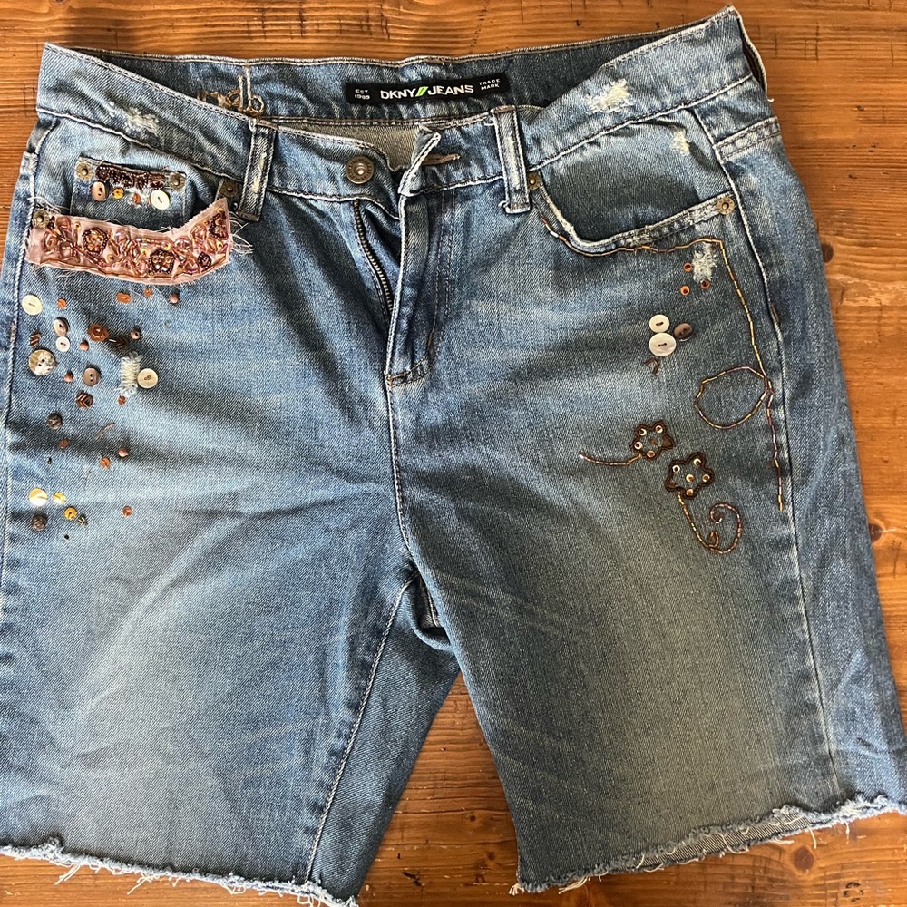 DKNY SOHO Denim Embellished shorts  SIZE 6